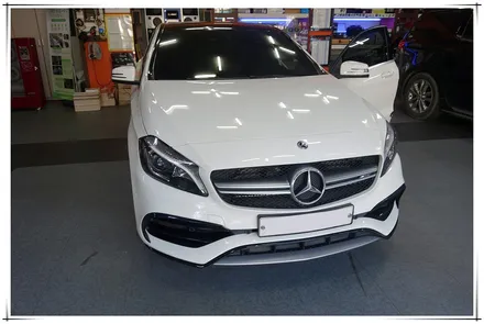 벤츠 A45 AMG - 앰비언트 송풍구 장착으로 화사한 실내 분위기