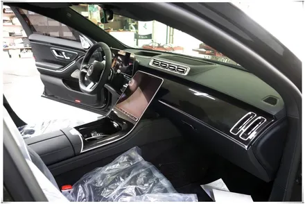 W223 벤츠 S 클래스 - 액티브 앰비언트 라이트와 4D 부메스터 전동 스피커