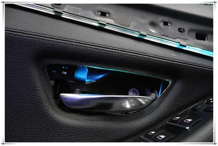 BMW F10 5시리즈 - 광각 미러와 가변 앰비언트 라이트