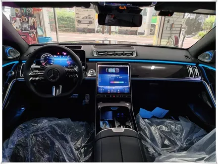 W223 벤츠 S 클래스 - 액티브 앰비언트 라이트와 4D 부메스터 전동 스피커
