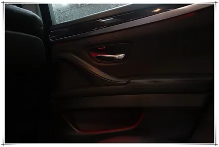 BMW F10 5시리즈 - 광각 미러와 가변 앰비언트 라이트