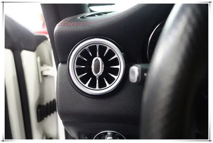 벤츠 CLA 45 AMG - 앰비언트 라이트 활성화 후 송풍구 LED 장착