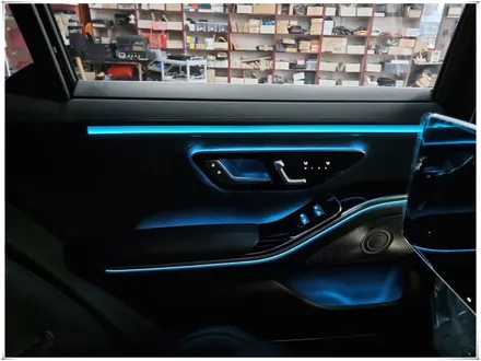 W223 벤츠 S 클래스 - 액티브 앰비언트 라이트와 4D 부메스터 전동 스피커