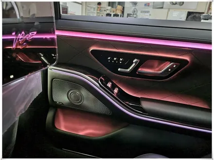 W223 벤츠 S 클래스 - 액티브 앰비언트 라이트와 4D 부메스터 전동 스피커