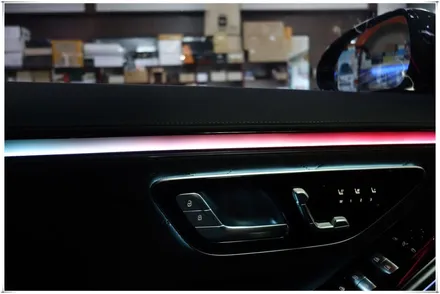 W223 벤츠 S 클래스 - 액티브 앰비언트 라이트와 4D 부메스터 전동 스피커