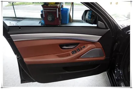 F10 BMW 550d - 가변 앰비언트 라이트와 본넷방음