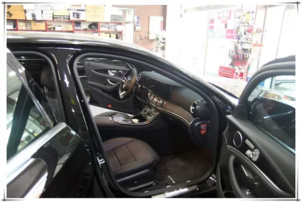 벤츠 E220d 페이스리프트 - 보조배터리와 앰비언트 송풍구