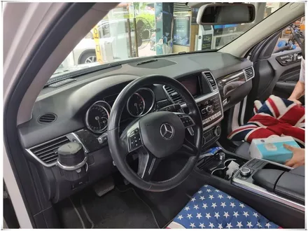 벤츠 ML350 또는 GLE 350 차량에 12.3인치 안드로이드 모니터