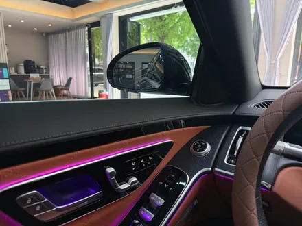 W223 벤츠 S400d  액티브 앰비언트 라이트와 4d부메스터