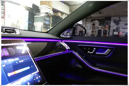 W223 벤츠 S 클래스 - 액티브 앰비언트 라이트와 4D 부메스터 전동 스피커