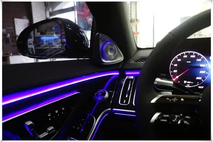 W223 벤츠 S 클래스 - 액티브 앰비언트 라이트와 4D 부메스터 전동 스피커