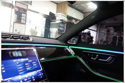 W223 벤츠 S 클래스 - 액티브 앰비언트 라이트와 4D 부메스터 전동 스피커