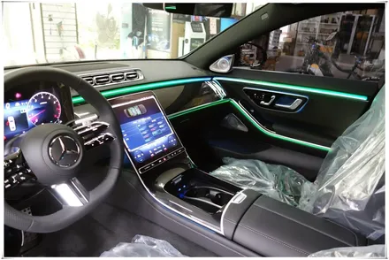 W223 벤츠 S 클래스 - 액티브 앰비언트 라이트와 4D 부메스터 전동 스피커