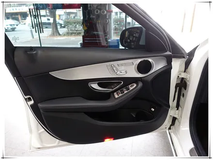 벤츠 W205 C 클래스 - 애플 카플레이, 64색 앰비언트, 송풍구