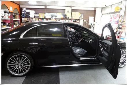 W223 벤츠 S 클래스 - 액티브 앰비언트 라이트와 4D 부메스터 전동 스피커