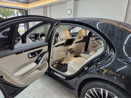 W223 벤츠 S 클래스 S580 - 4D 부메스터와 액티브 앰비언트 패키지