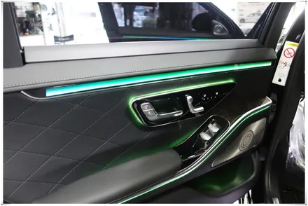 W223 벤츠 S 클래스 - 액티브 앰비언트 라이트와 4D 부메스터 전동 스피커