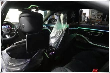 W223 벤츠 S 클래스 - 액티브 앰비언트 라이트와 4D 부메스터 전동 스피커