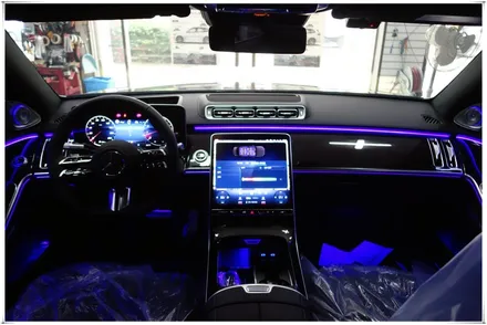 W223 벤츠 S 클래스 - 액티브 앰비언트 라이트와 4D 부메스터 전동 스피커