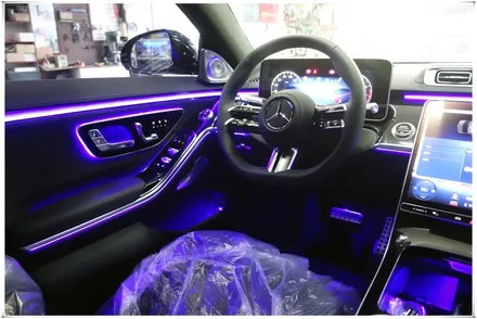 W223 벤츠 S 클래스 - 액티브 앰비언트 라이트와 4D 부메스터 전동 스피커