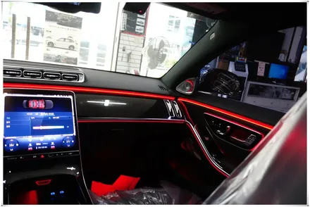 W223 벤츠 S 클래스 - 액티브 앰비언트 라이트와 4D 부메스터 전동 스피커