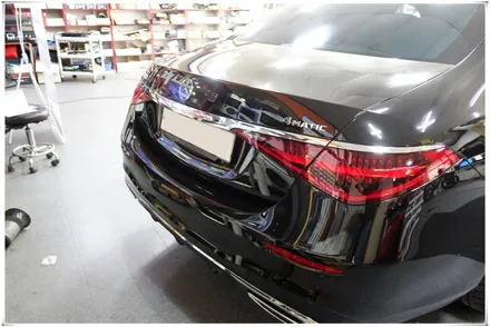 W223 벤츠 S 클래스 - 액티브 앰비언트 라이트와 4D 부메스터 전동 스피커