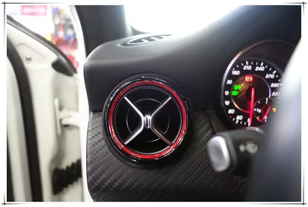 벤츠 A45 AMG - 앰비언트 송풍구 장착으로 화사한 실내 분위기