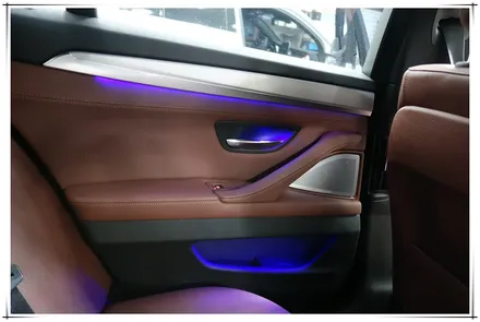 F10 BMW 550d - 가변 앰비언트 라이트와 본넷방음