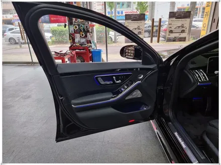W223 벤츠 S 클래스 - 액티브 앰비언트 라이트와 4D 부메스터 전동 스피커