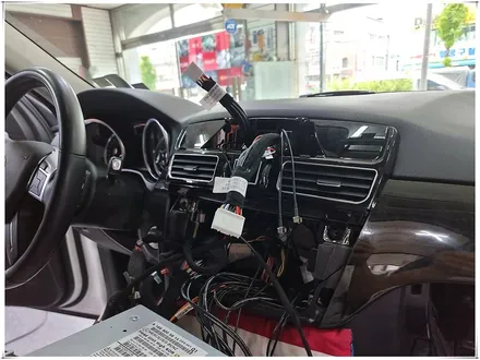 벤츠 ML350 또는 GLE 350 차량에 12.3인치 안드로이드 모니터