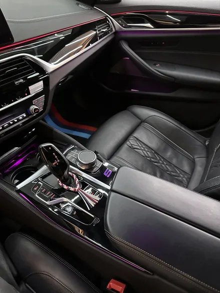 G30 BMW 530e - 센터 콘솔 패널 앰비언트 라이트 추가 적용