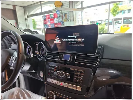 벤츠 ML350 또는 GLE 350 차량에 12.3인치 안드로이드 모니터