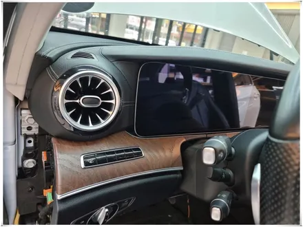벤츠 E220d 와이드콕핏과 AMG 계기판, 송풍구 앰비언트