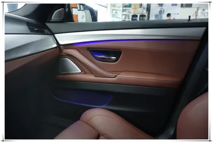 F10 BMW 550d - 가변 앰비언트 라이트와 본넷방음