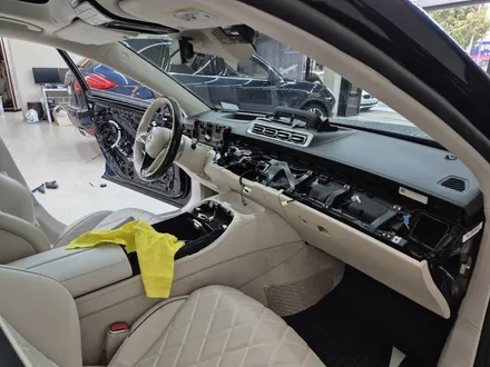 W223 벤츠 S 클래스 S580 - 4D 부메스터와 액티브 앰비언트 패키지