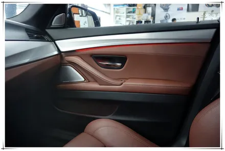 F10 BMW 550d - 가변 앰비언트 라이트와 본넷방음
