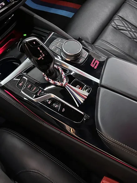 G30 BMW 530e - 센터 콘솔 패널 앰비언트 라이트 추가 적용
