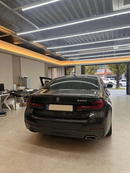 G30 BMW 530e - 센터 콘솔 패널 앰비언트 라이트 추가 적용