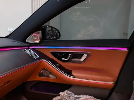 W223 벤츠 S400d  액티브 앰비언트 라이트와 4d부메스터