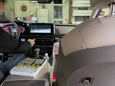 신형 카니발 Ka4 차량용 노래방 스카이라이프 17인치 천정형티비 순정네비 연동작업