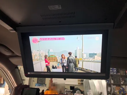 올뉴카니발 천정모니터 비클시네마 스마트폰미러링 까지도 지원해요