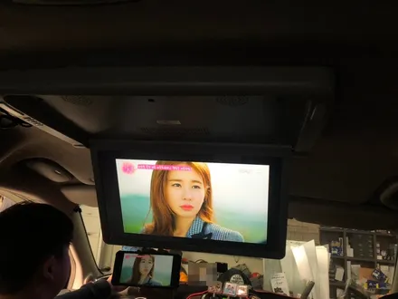 올뉴카니발 천정모니터 비클시네마 스마트폰미러링 까지도 지원해요