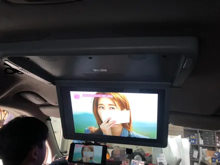 올뉴카니발 천정모니터 비클시네마 스마트폰미러링 까지도 지원해요