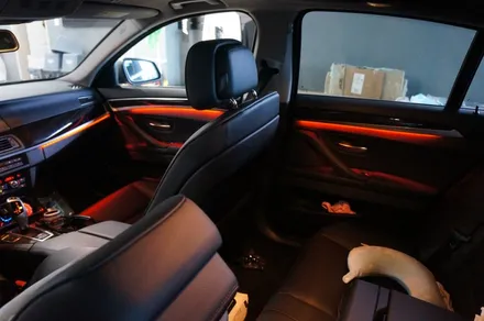 BMW F10 520D 순정형 엠비언트 라이트 시공으로 분위기 업그레이드~! / 제주