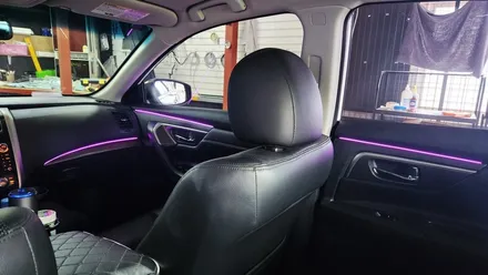 실내분위기를 은은한 조명으로 꾸미는 닛산 알티마 엠비언트라이트시공 / 고양, 일산, 김포, 파주