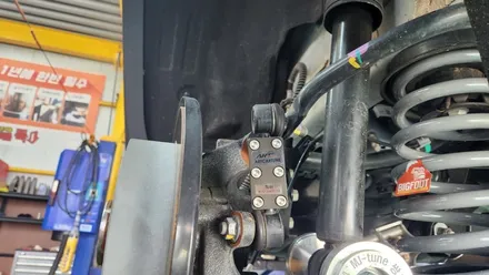 노면충격과 잔진동을 줄여 주어 부드러운 승차감을 느끼는 활대링크튜닝 노이즈캐쳐 토레스에 장착 / 고양, 일산, 김포, 파주