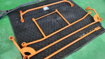 차가 튼튼해져 안정적인 코너링과 고속주행시 흔들림이 줄어드는 쏘렌토mq4 하체보강 언더바&스트럿바 / 고양, 일산, 김포, 파주