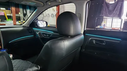 실내분위기를 은은한 조명으로 꾸미는 닛산 알티마 엠비언트라이트시공 / 고양, 일산, 김포, 파주