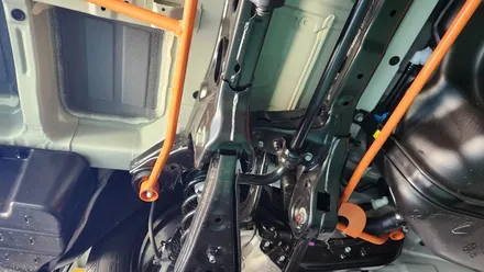 차가 튼튼해져 안정적인 코너링과 고속주행시 흔들림이 줄어드는 쏘렌토mq4 하체보강 언더바&스트럿바 / 고양, 일산, 김포, 파주