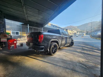 남양주휠복원 휠도색 / GMC 씨에라 6.2 4WD / 22인치 순정휠 블랙유광 / 레드캘리퍼도색 / 고퀄리티 / 합리적인비용 / 휠수리는 휠게이트 / 남양주시 진건읍